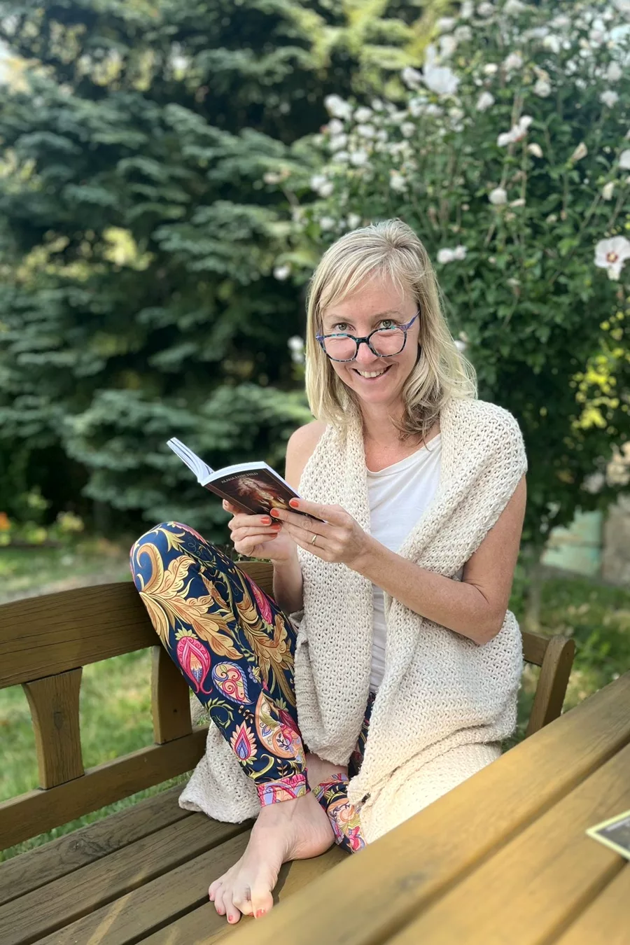 Lucie Estel Tožičková na zahradě u chaty